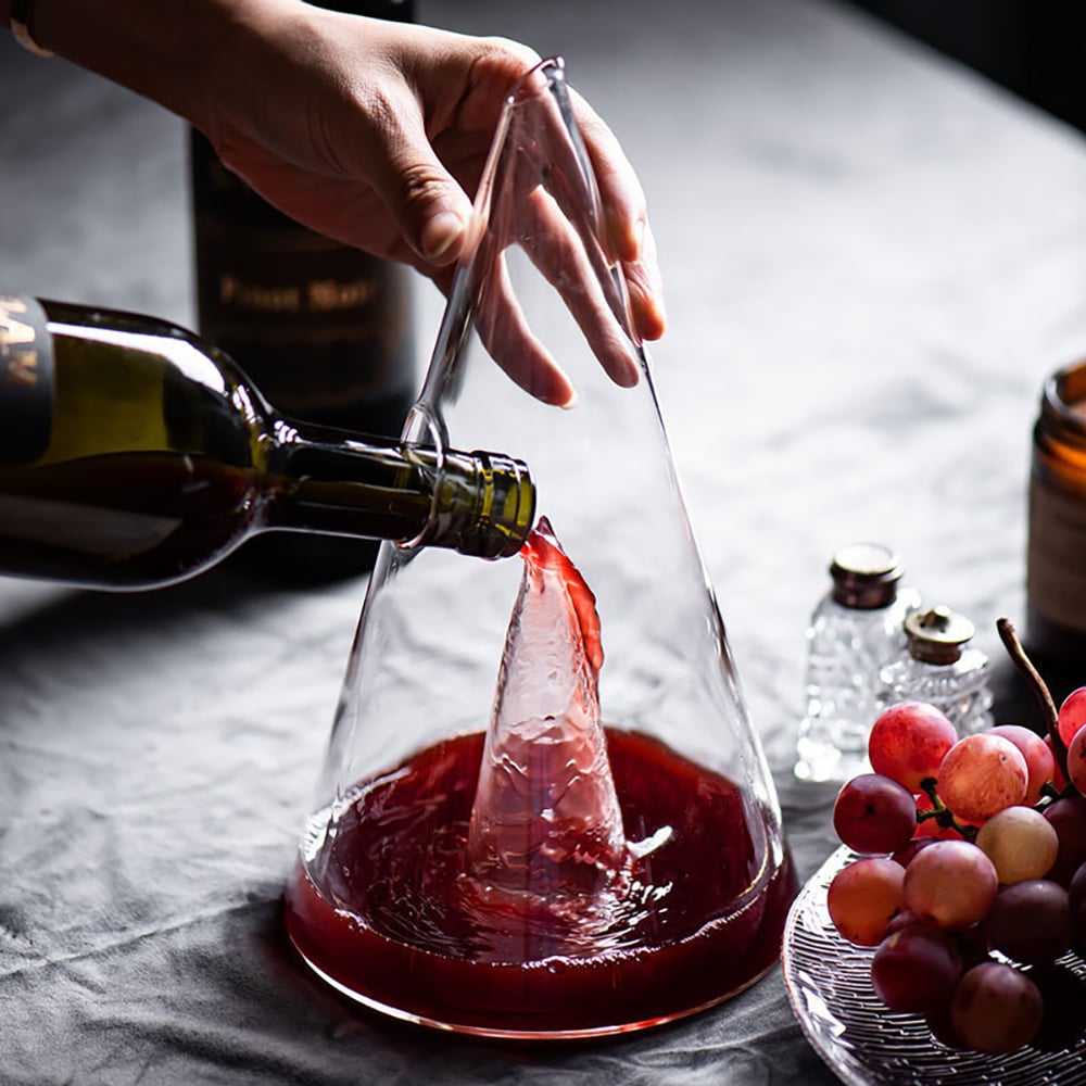 Carafe à vin rouge soufflée à la main en forme de pyramide unique avec base large image de fenêtre